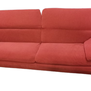 Sofá rojo de tres plazas