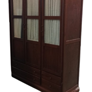 Armario clásico con cortinas integradas