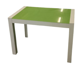 Mesa blanca con cristal verde