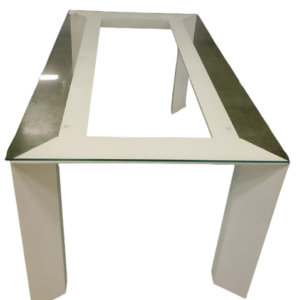Mesa blanca con cristal