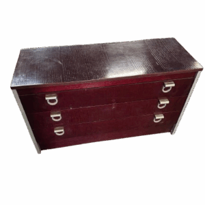 Cómoda con tiradores dorados