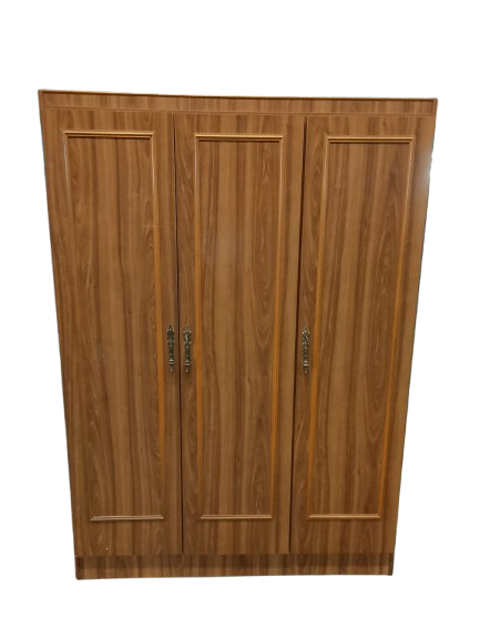 Armario color oscuro 3 puertas