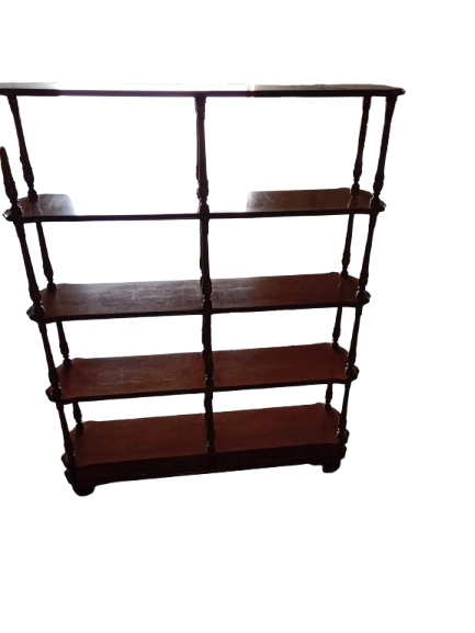 Estantería de madera con baldas